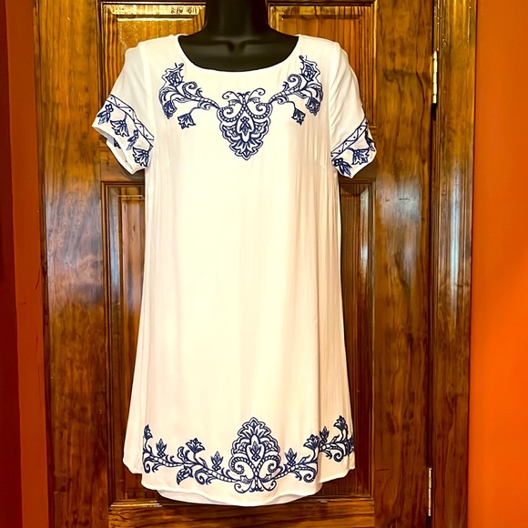 Lulus Dresses & Skirts - Lulu’s White & Blue Embroidered Dress
